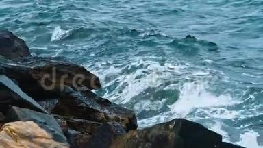 强大的海浪冲击着岩石海滩