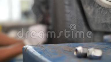 汽车机械师在一家汽车修理店的国内车库里<strong>踩刹车</strong>。
