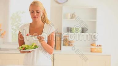 饿女人吃沙拉