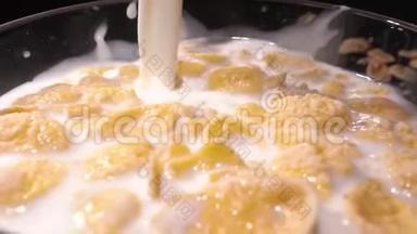黄色的玉米片落在白色的盘子里，边缘有一种花的图案，里面装满了牛奶。 特写镜头。