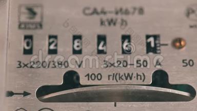 电表测量消耗的电流