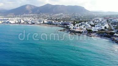希腊克里特岛蓝海、海滩、<strong>酒店</strong>和山脉的空中<strong>全景</strong>