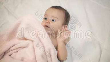 刚出生的漂亮宝宝洗澡后用毛巾