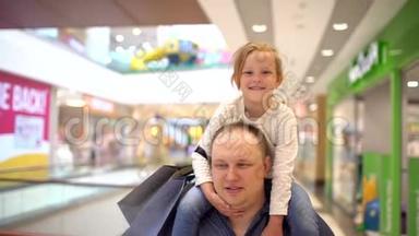 快乐的一家人在购物。 在商场里的家人。 孩子们在购物中心和父母在一起。 家庭购物在大商店。 父亲