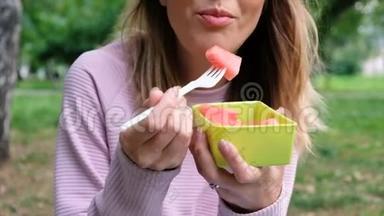 年轻可爱的女孩吃着新鲜的西瓜。 在公园里。 健康的<strong>饮食</strong>。 健康<strong>饮食</strong>和<strong>饮食</strong>观念.. 起来