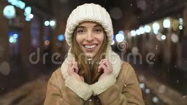 雪夜微笑女孩的肖像