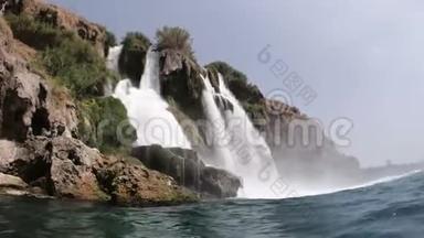 图为在土耳其安塔利亚落入海中的下都登瀑布。 游泳