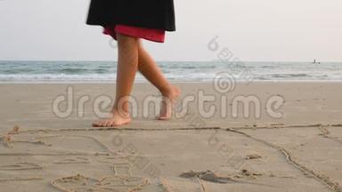 亚洲小女孩在海边沙滩上玩耍，傍晚前的气氛