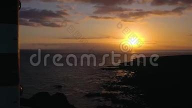 从灯塔轮廓的高度观看法罗德拉斯卡日落在特内里费，加那利群岛，西班牙。 野生海岸