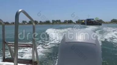 一个摩托艇发动机在黑海快速<strong>推动</strong>动力艇