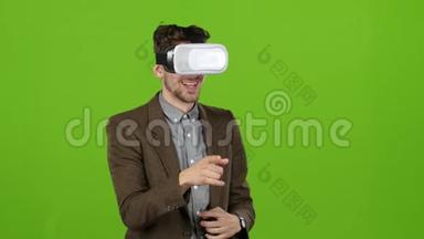 带着虚拟眼镜的商人看起来很有趣，视频笑了。 绿色屏幕
