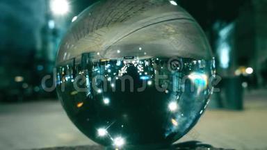夜晚的城市街道交通在玻璃球中倒映