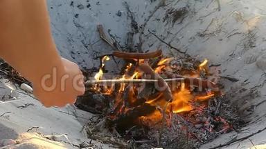 三根香肠是在夏天的营火上煮的