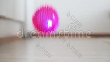 小朋友在房间里`家里蹦蹦跳跳的粉红色橡胶镶球.. 慢速视频