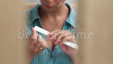 女人用指甲归档指甲。 年轻女子在家修指甲。 指甲护理及居家美甲理念..