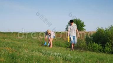 一个女人和她十几岁的儿子正在<strong>清理</strong>草地上的<strong>垃圾</strong>。 干枝一起运走.. 志愿人员