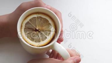 杯中放香柠檬片，杯中放香茶。