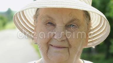 戴着帽子微笑的老妇人的肖像