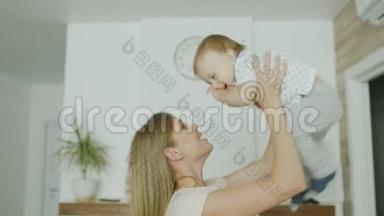 年轻的高加索母亲和她的小儿子在<strong>室内玩耍</strong>。 把它举过头顶，玩得开心