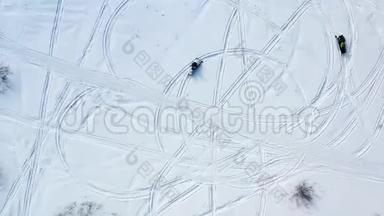 乘坐雪地摩托的俯视图。 录像。 两辆雪地摩托在雪地上留下脚印的顶部景色