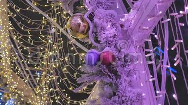 圣诞球特写。 挂在树上的玩具。 这个城市为度假而装饰。 彩色花环