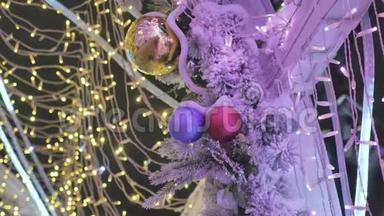 圣诞球特写。 挂在树上的玩具。 这个城市为度假而装饰。 彩色花环