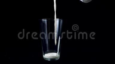 杯中的特写<strong>倒入</strong>白色酸奶。 框架。 在透明的大玻璃中<strong>倒入</strong>白色的浓稠液体，分离出黑色