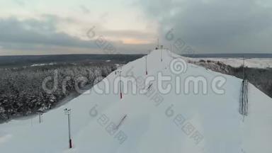 在滑雪小屋的冬季空中<strong>观景台</strong>。 滑雪场的顶部.. 山顶。 4K