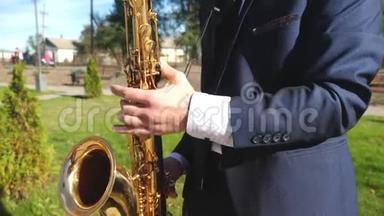 演奏萨克斯爵士乐的人。 穿着夹克的萨克斯演奏家在金色萨克斯管上演奏。 现场表演。