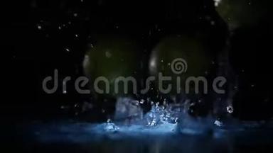 在<strong>蓝色光点</strong>落在水面上的柠檬果实有液体飞溅，缓慢运动的水滴靠近