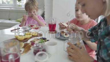 幸福的年轻家庭在厨房吃早餐。 <strong>营养餐</strong>。