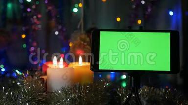 智能手机，绿色屏幕，在新年`背景。 摄像机围绕物体的运动。