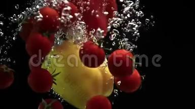 成熟蔬菜、樱桃、西红柿和红黄红辣椒落入水中，黑背景