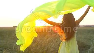 夕阳西下的夏日，穿着黄色衣服在麦田里<strong>奔跑</strong>的年轻美女，<strong>自由</strong>健康幸福的理念