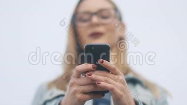 女人用智能手机在城里的米格尔街上<strong>网购</strong>。 慢动作稳定射击
