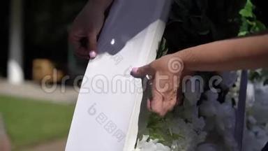 结婚。 结婚典礼。 拱门。 拱门，装饰着白花站在树林里，在婚礼区