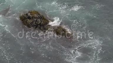 空中拍摄的海浪和悬崖海浪在海中的岩石上冲洗