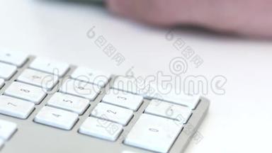 办公室职员用键盘上的数字垫