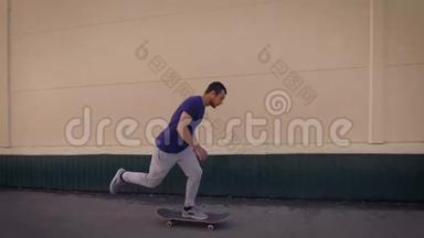 成年男子在滑板上加速，然后在滑板上跳起来，以执行5的滑动。