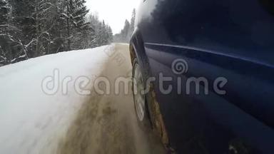 脏雪从汽车的车轮下飞了出来。 汽车侧面的慢动作视频`