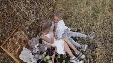 两个幼儿在田里玩，吃水果.. 田间稻草的小窍门