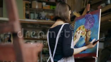 有才华的年轻女画家在油画上画<strong>艺术</strong>级的画