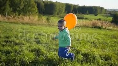 快乐男孩带着气球在<strong>公园里</strong>跑步。 <strong>散步</strong>和户外娱乐