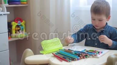 小男孩学会用彩色铅笔画画