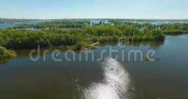 一个大湖和一条洪水泛滥的河流的空中视频。