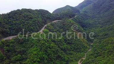 台湾绿<strong>树林</strong>中的汽车沿着弯曲的蛇形道路行驶。 <strong>鸟</strong>瞰图