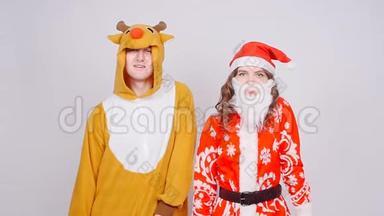 年轻女子戴着圣诞帽，男子穿着鹿的狂<strong>欢</strong>节服装。 <strong>欢</strong>乐、节日和<strong>圣诞节</strong>