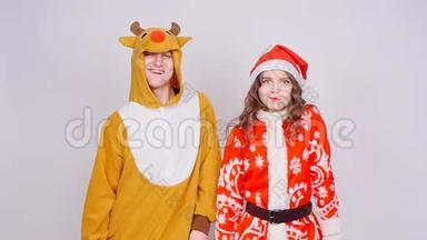 年轻女子戴着圣诞帽，男子穿着鹿的狂<strong>欢</strong>节服装。 <strong>欢</strong>乐、节日和<strong>圣诞节</strong>