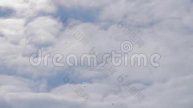 美丽的蓝天，云彩向左移动。 从飞机的窗户上看到的。 在云中飞翔