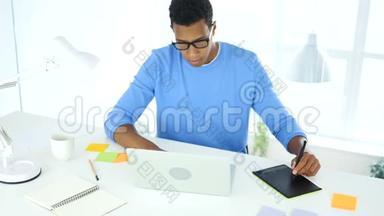 美国黑人<strong>创意设计</strong>师在笔记本电脑上制作平板电脑